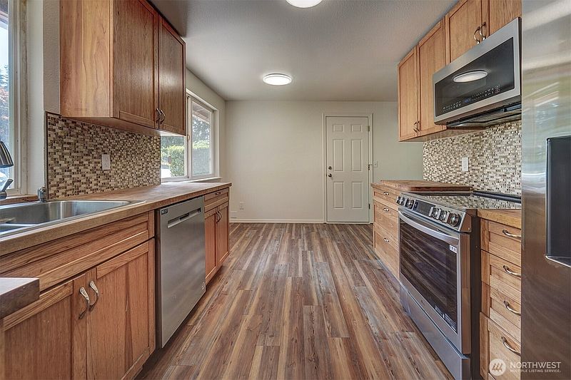 5th image of 27019 Woodside Road NE