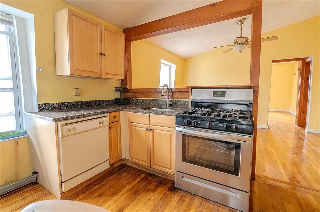 1 bed, 1.5 bath, 650 sqft, $2,300 — Photo 1