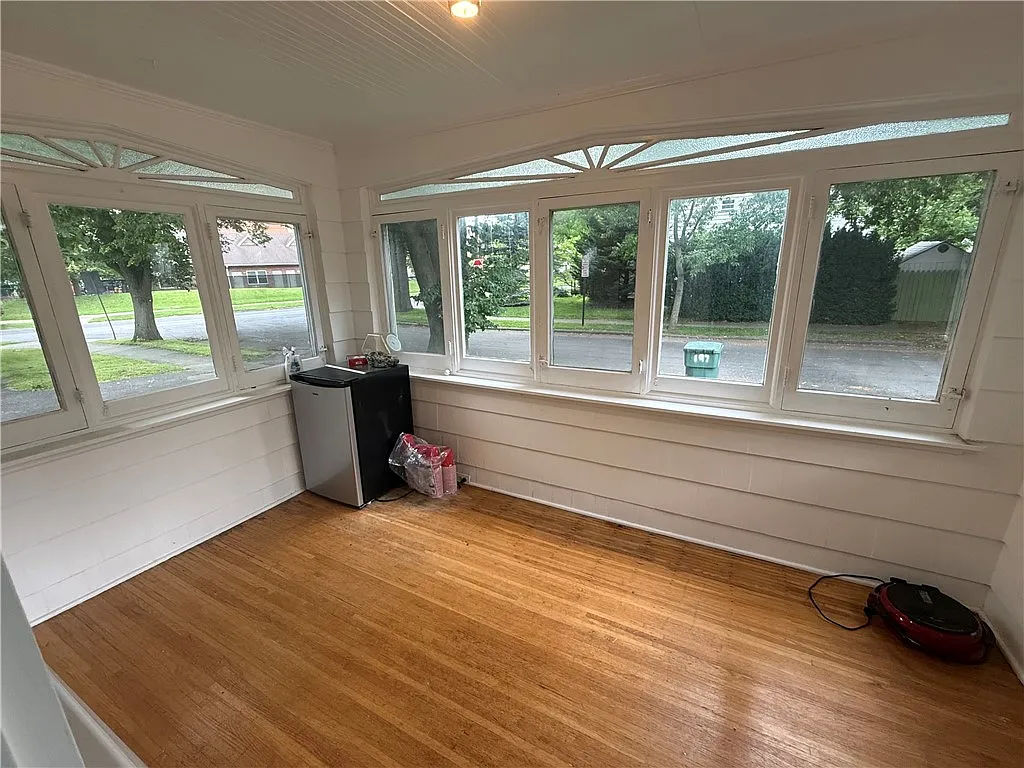 5 bed, 2.0 bath, 1716 sqft, $3,350 — Photo 4