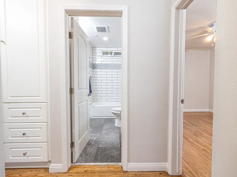 521 E Date St — Photo 22