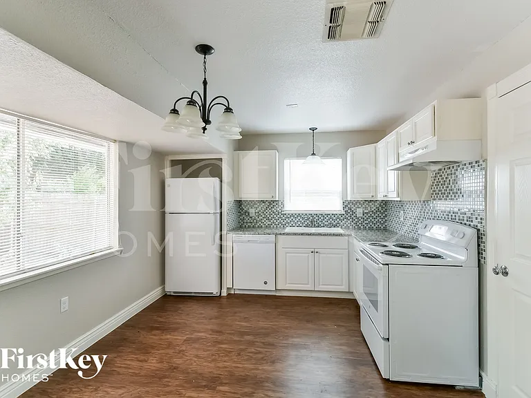 11822 El Sendero St — Photo 8