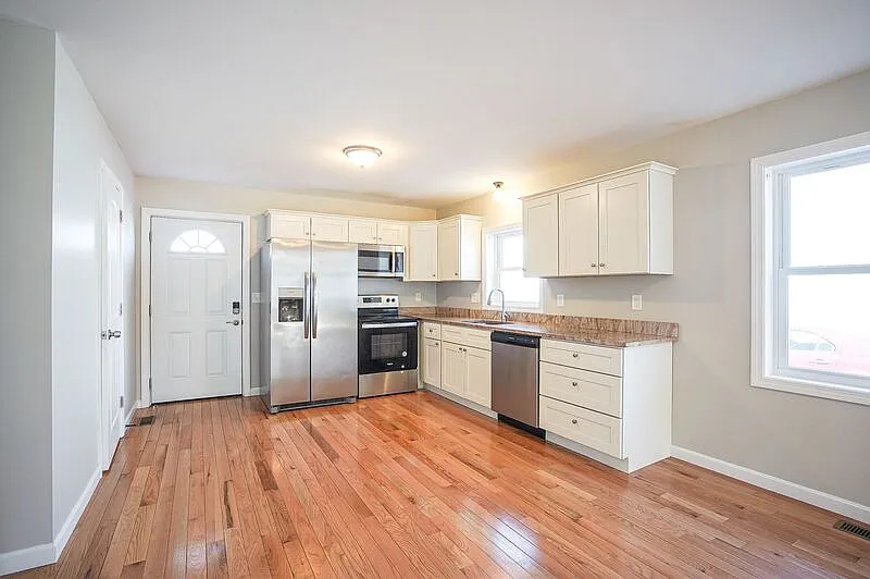 3 bed, 1.5 bath, 1350 sqft, $2,095 — Photo 2