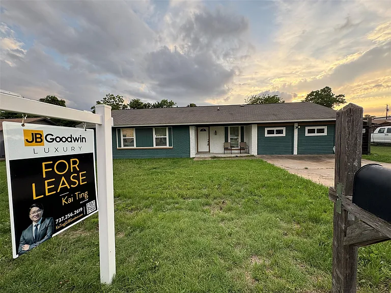 3520 Roanoke Dr — Photo 4