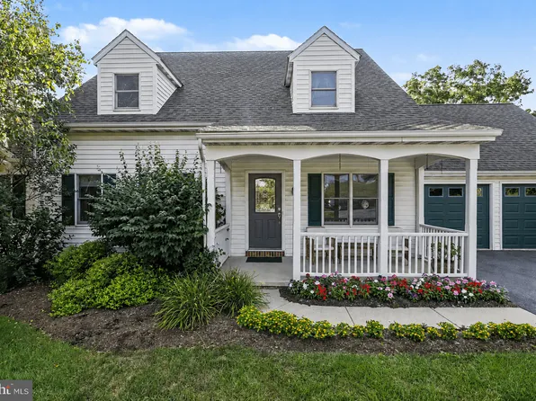 519 Colonial Crescent Dr, Lititz, PA 17543