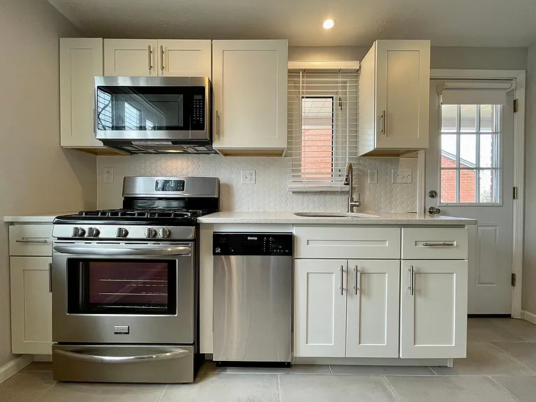 111 Knox St — Photo 2