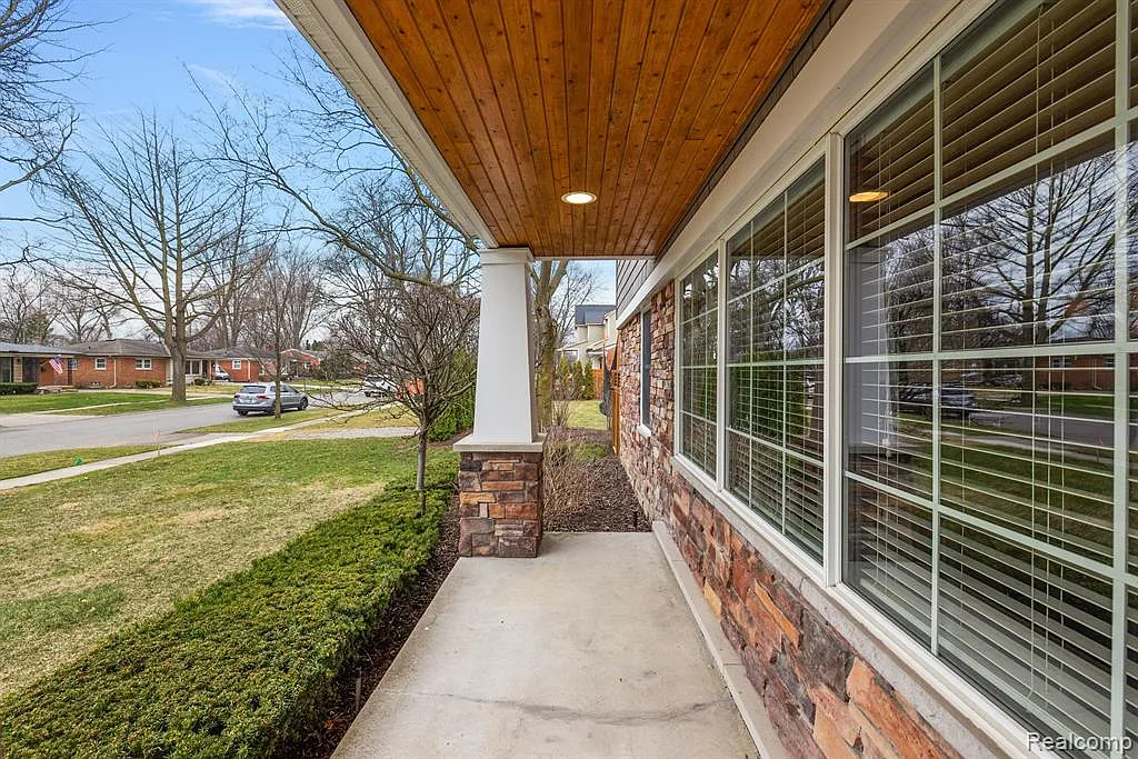 4 bed, 4.5 bath, 4100 sqft, $12,000 — Photo 4