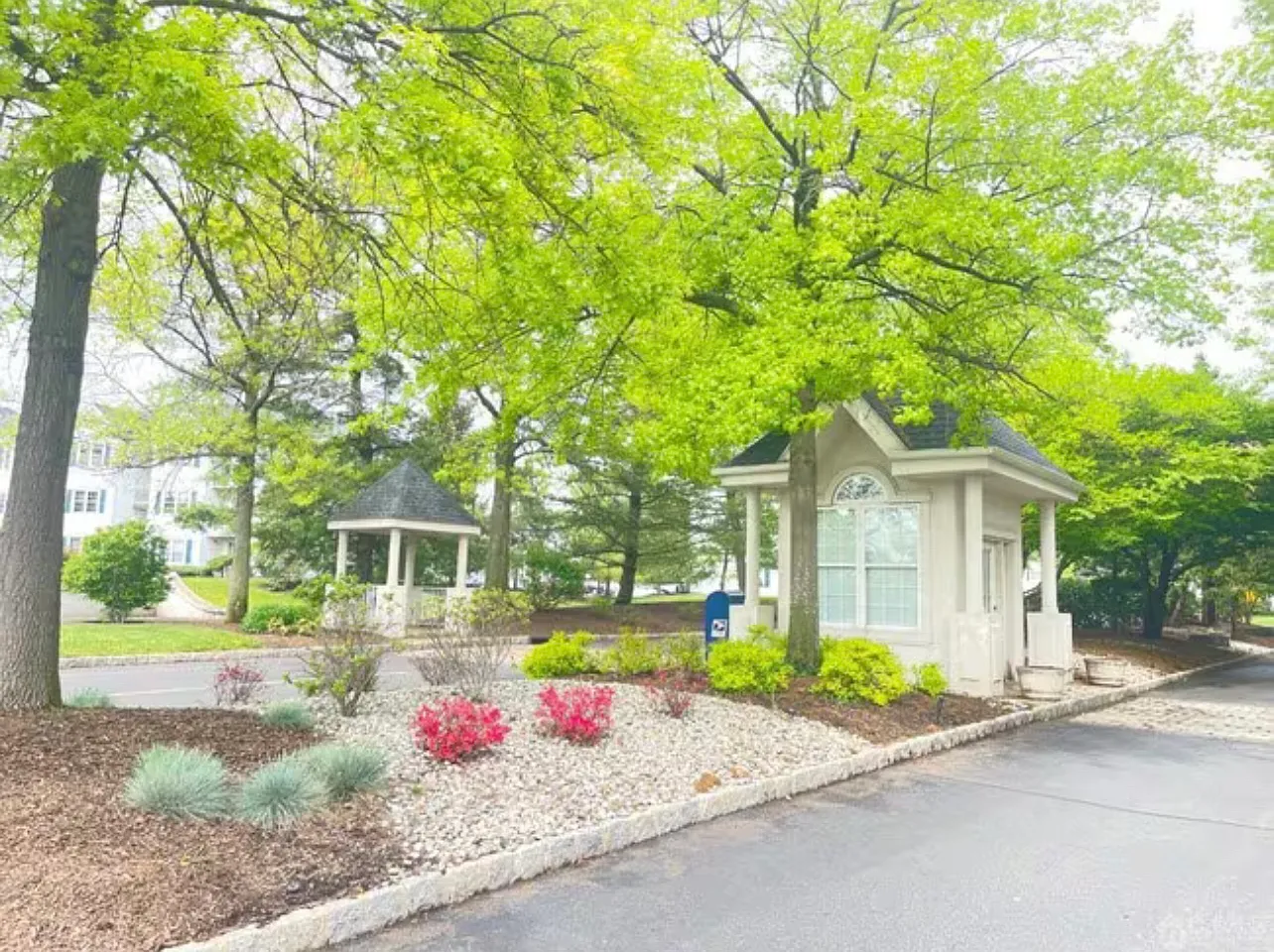 823 Waterford Dr — Photo 2