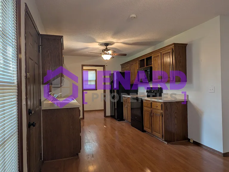 2111 S Western Ave — Photo 7