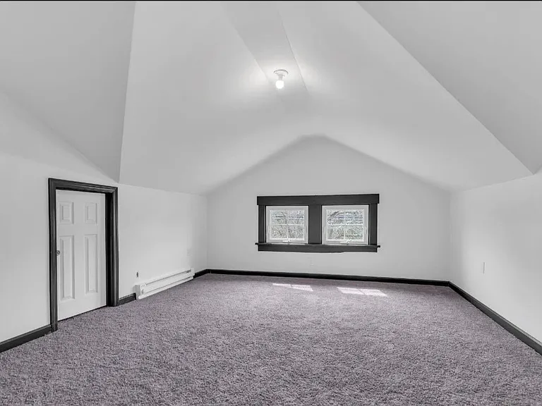 190 James St — Photo 14