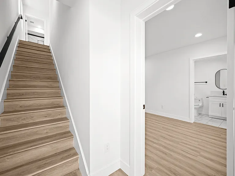 6704 Kester Ave — Photo 30