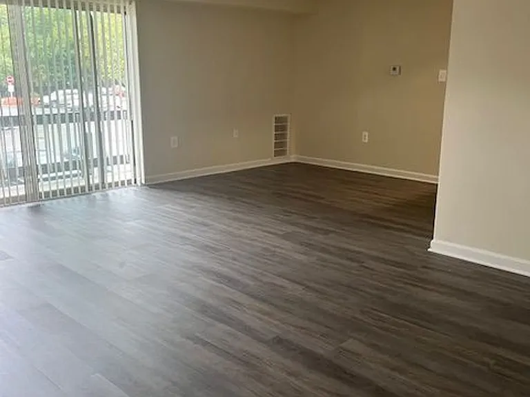 Woods Edge Apartments — Photo 14
