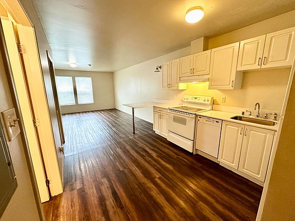 3rd image of 406 E 1st St #203