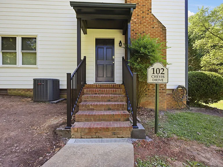 102 Chevis Dr — Photo 4