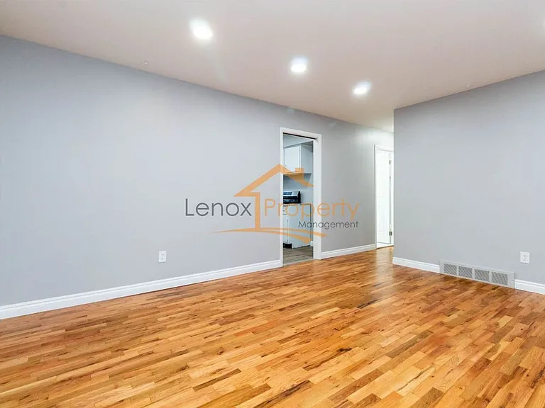 9436 Tavistock Dr — Photo 5