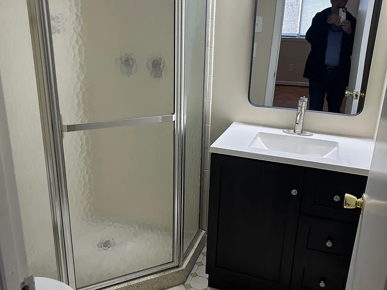 En suite bathroom with shower