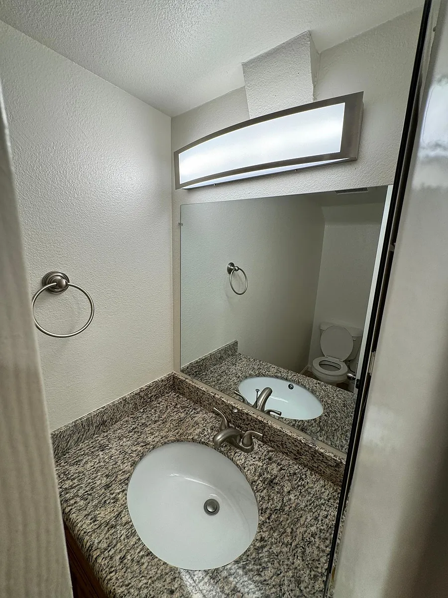Building Photo - 10441 McVine Ave #21