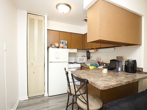 2nd image of 3160 N Cambridge Ave #805