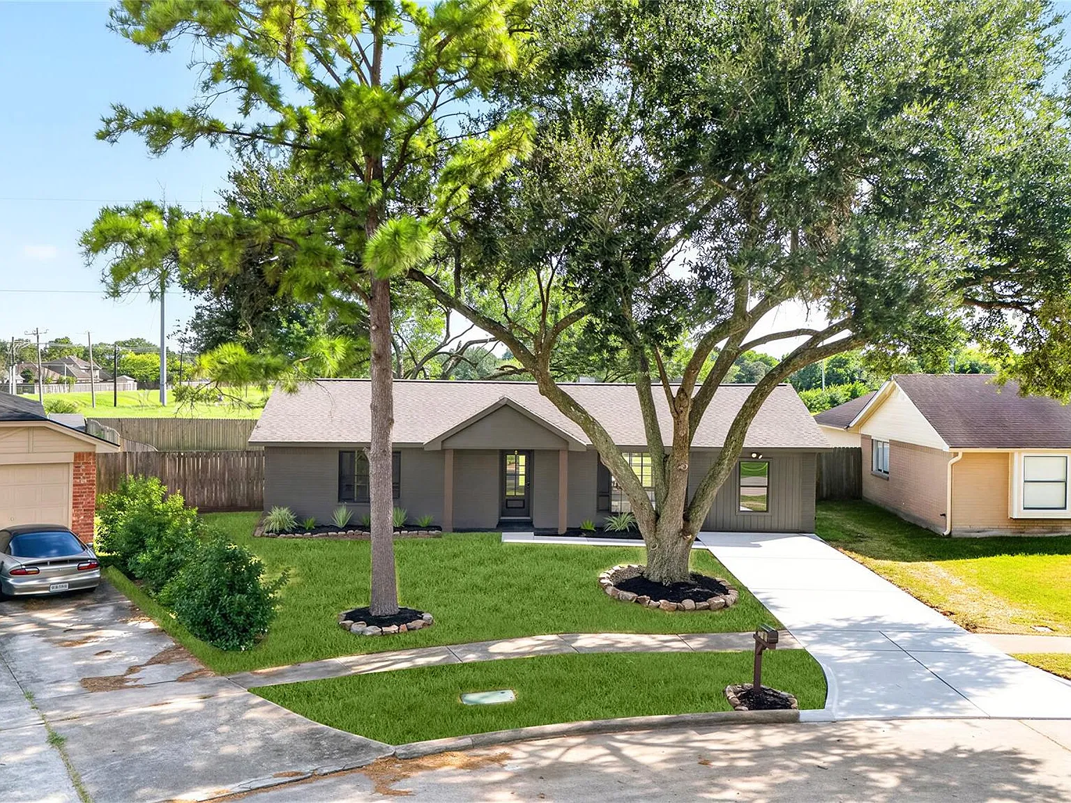 3 bed, 1.0 bath, 1223 sqft, $2,099 — Photo 2