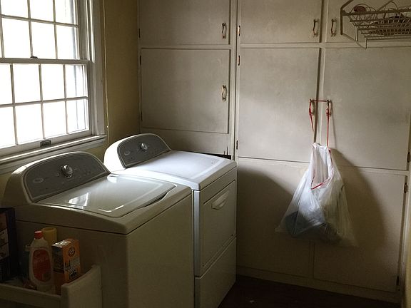 5th image of 1001 Hillcrest Dr