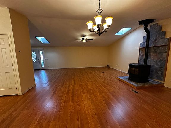4th image of 725 N Barlow Ln