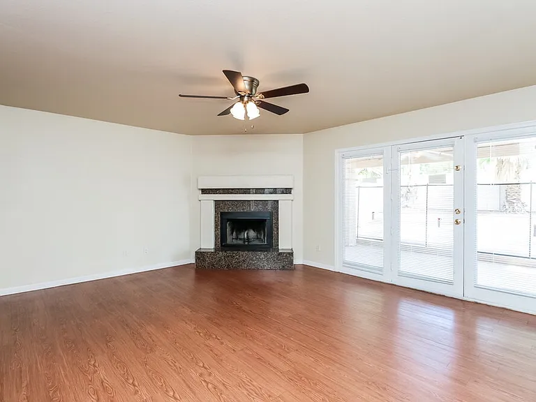 3422 E Woodland Dr — Photo 5