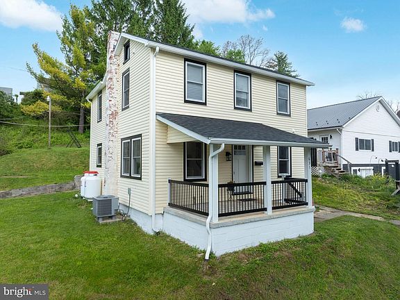 2nd image of 631 Fairview St