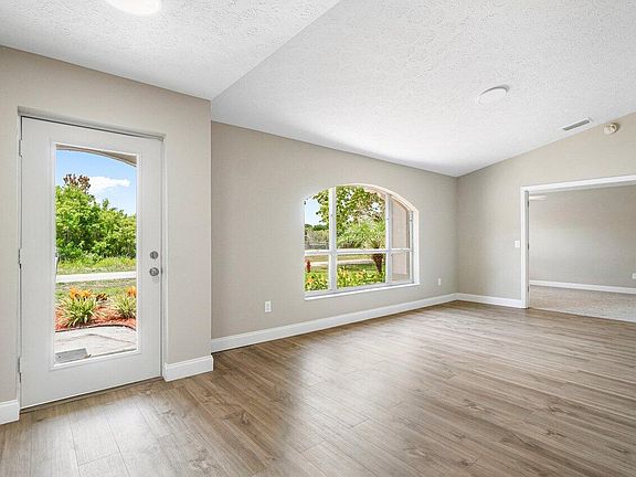 3rd image of 113 SW Essex Drive