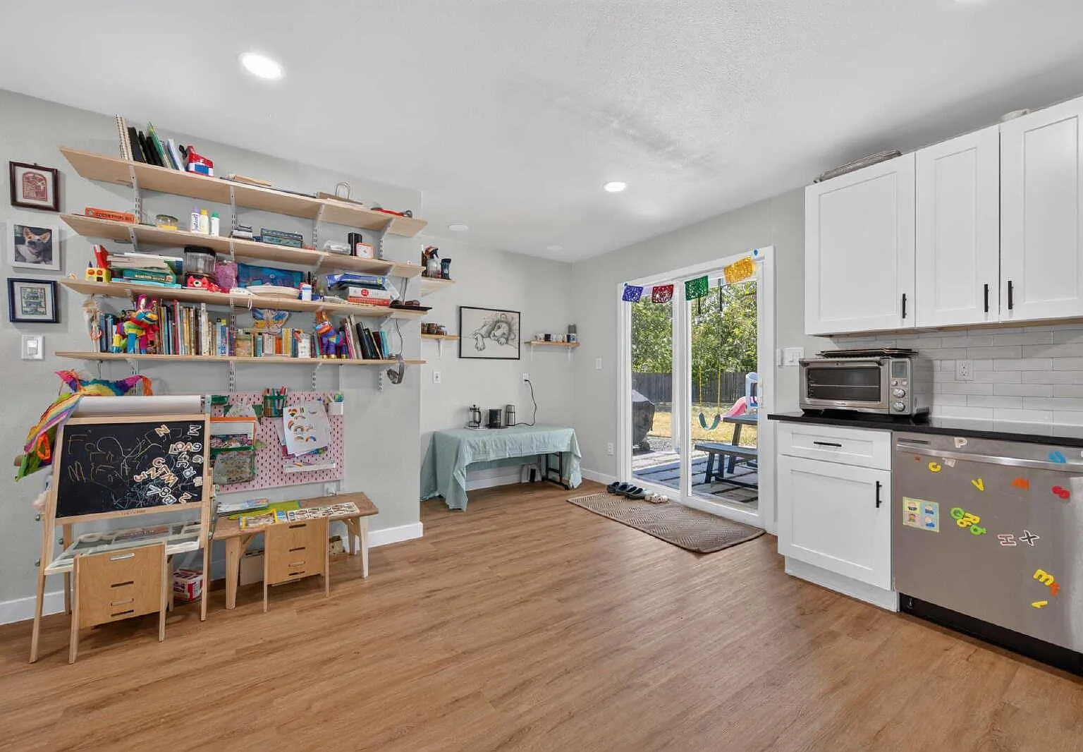 3 bed, 2.0 bath, 1171 sqft, $2,400 — Photo 3