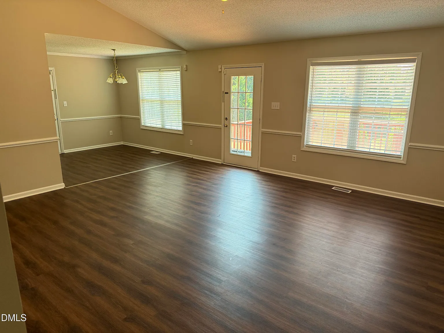3 bed, 2.0 bath, 1376 sqft, $1,600 — Photo 3