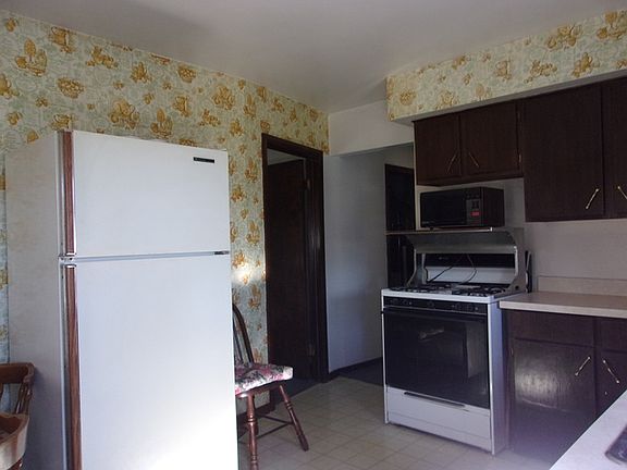 3rd image of 1619 N Hickory St