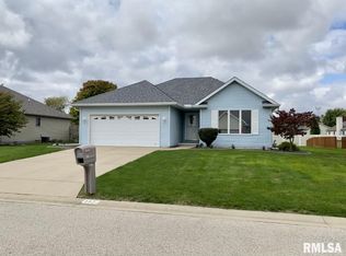 407 Brookside Glen Dr, Sherman, IL 62684