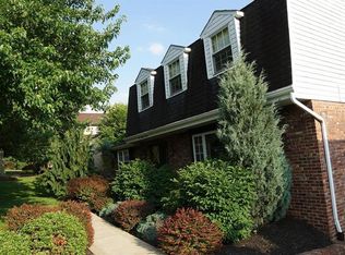 111 Huron Dr, Carnegie, PA