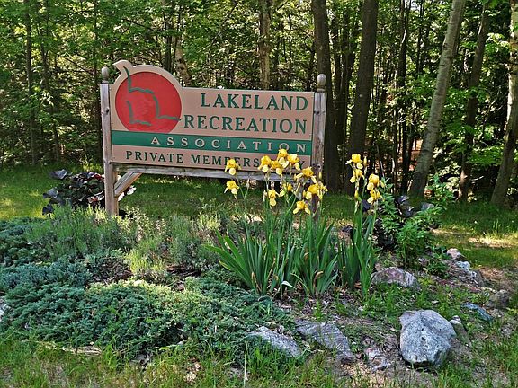 4th image of W Fox Farm Rd