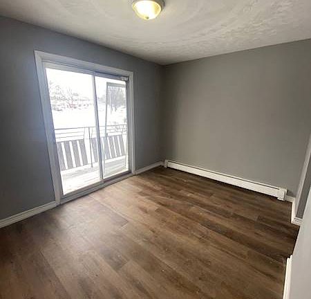 2nd image of 32 Ralgreen Cres #2