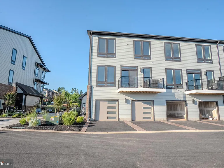 112 Village Dr — Photo 32