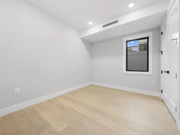 373 New York Avenue image 17 of 25