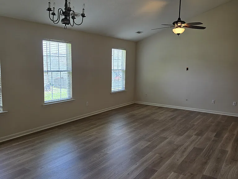 507 Chastine Dr — Photo 4