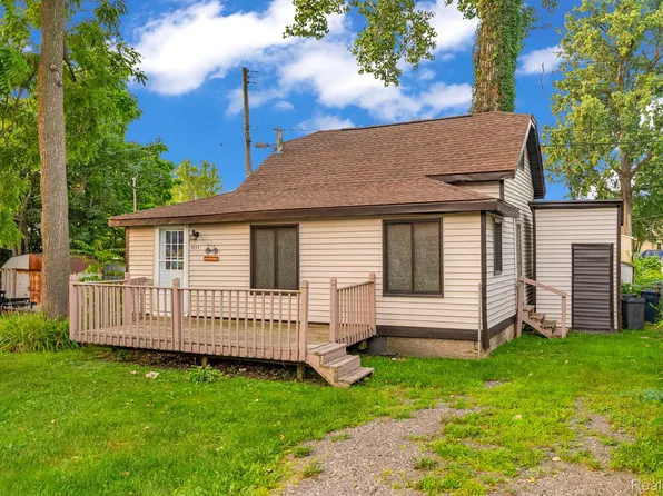 3033 Moss St, Keego Harbor, MI 48320