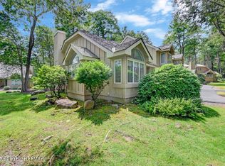 1061 Crestwoods Dr, Pocono Pines, PA 18350
