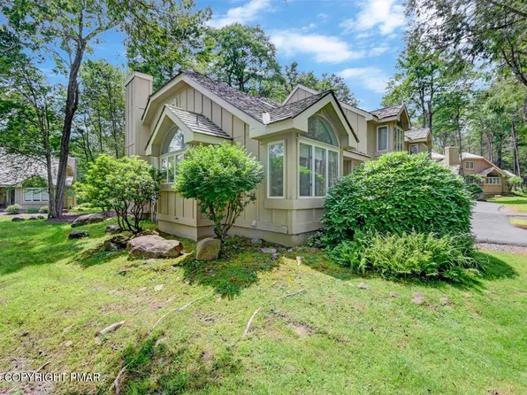 1061 Crestwoods Dr, Pocono Pines, PA 18350