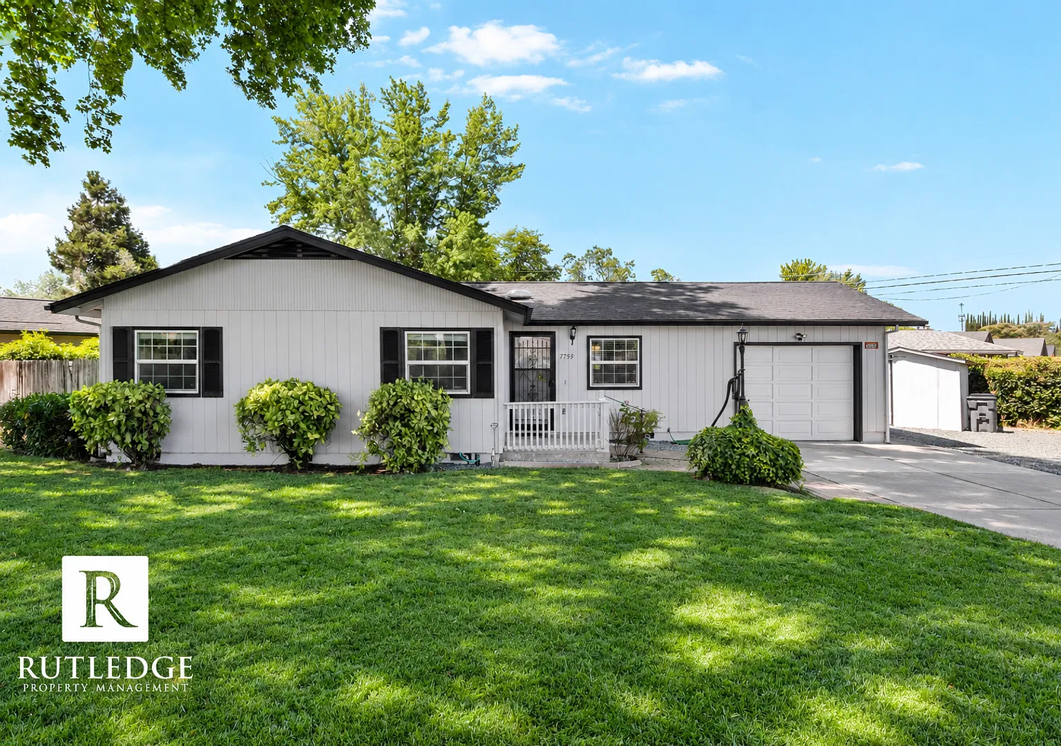 Spacious Corner Lot 3 Bed / 1 Bath Home in White City! — Photo 1