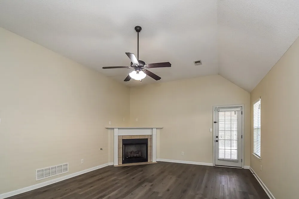 3 bed, 2.0 bath, 1508 sqft, $2,620 — Photo 3