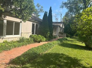 2 Woodland Ln N, Riverwoods, IL 60015