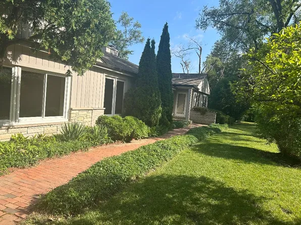 2 Woodland Ln N, Riverwoods, IL 60015