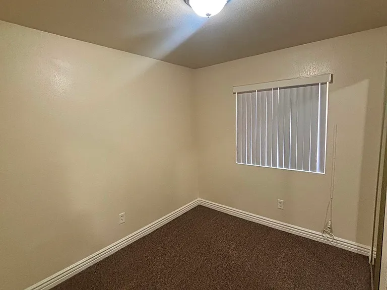 639 E 87th Pl — Photo 10