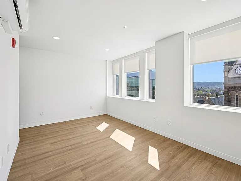 Hamilton Apartments — Photo 26