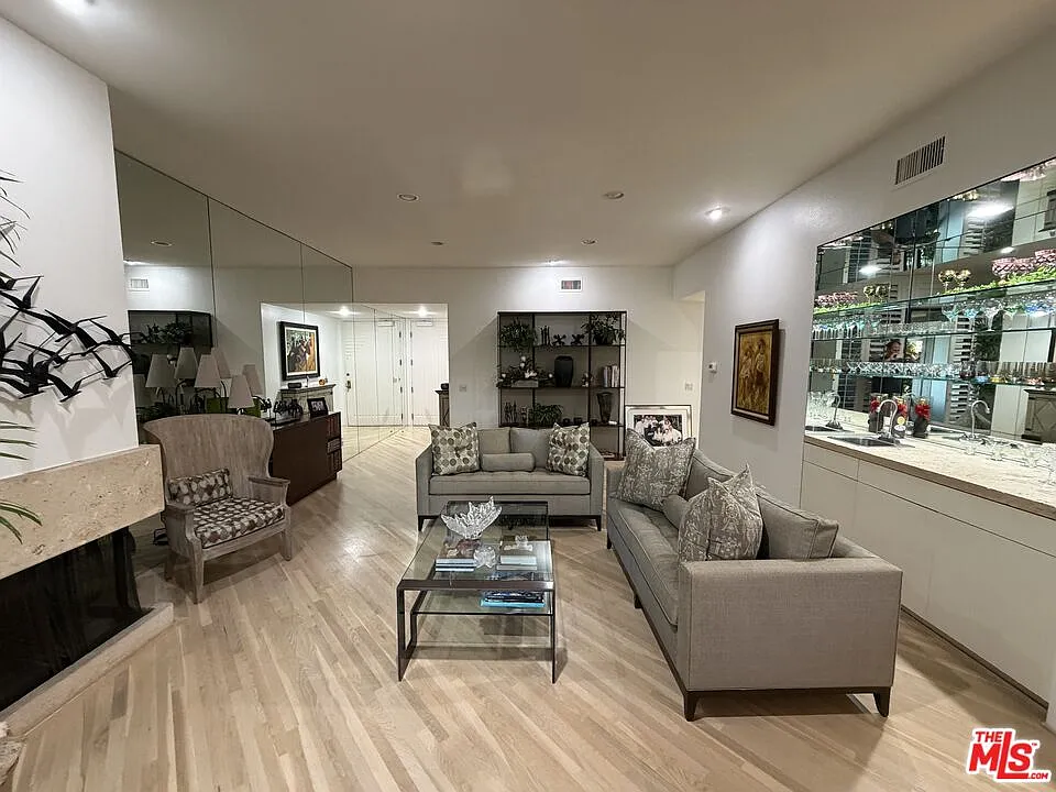2 bed, 2.5 bath, 1961 sqft, $8,200 — Photo 2