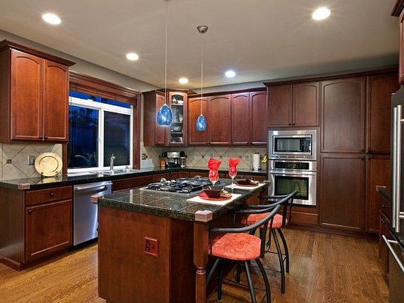 Chef's kitchen offers granite counters, Alder cabinets, gas cook top, breakfast bar & Jen-Air SS appliances.