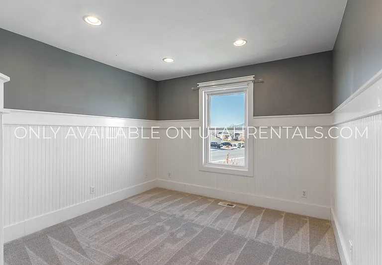1595 S 50 W — Photo 16