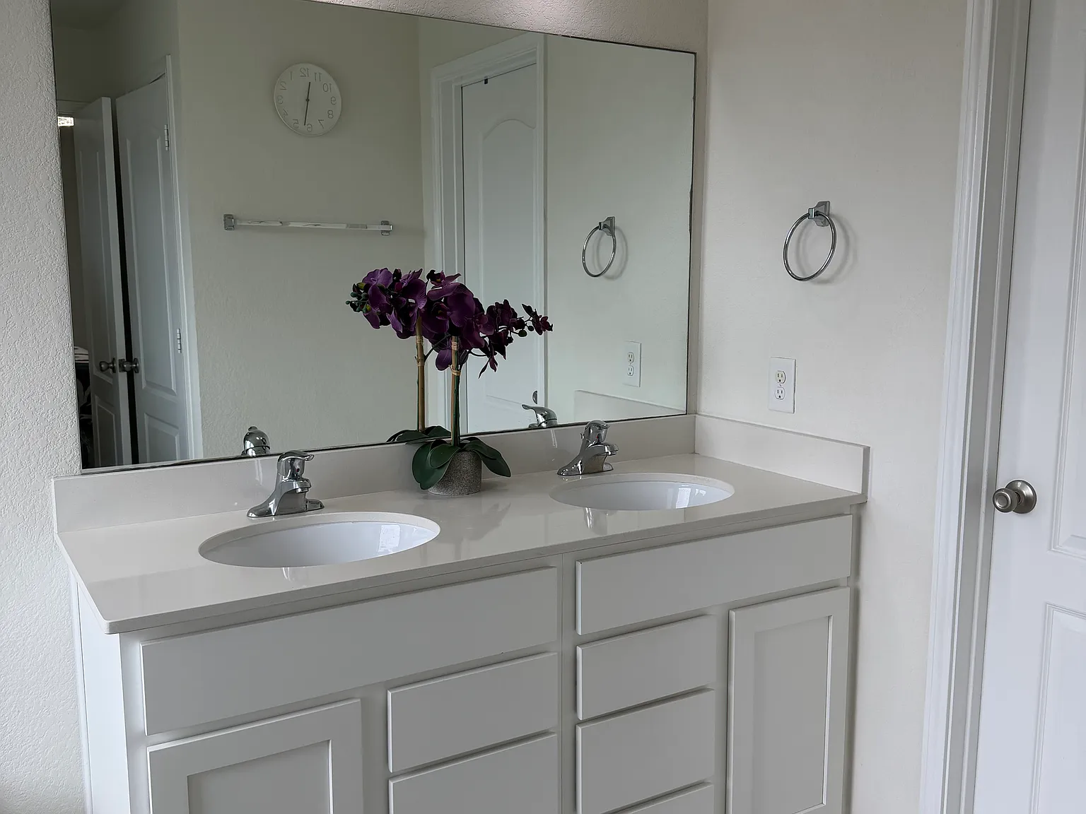 4 bed, 2.5 bath, 1729 sqft, $800 — Photo 1